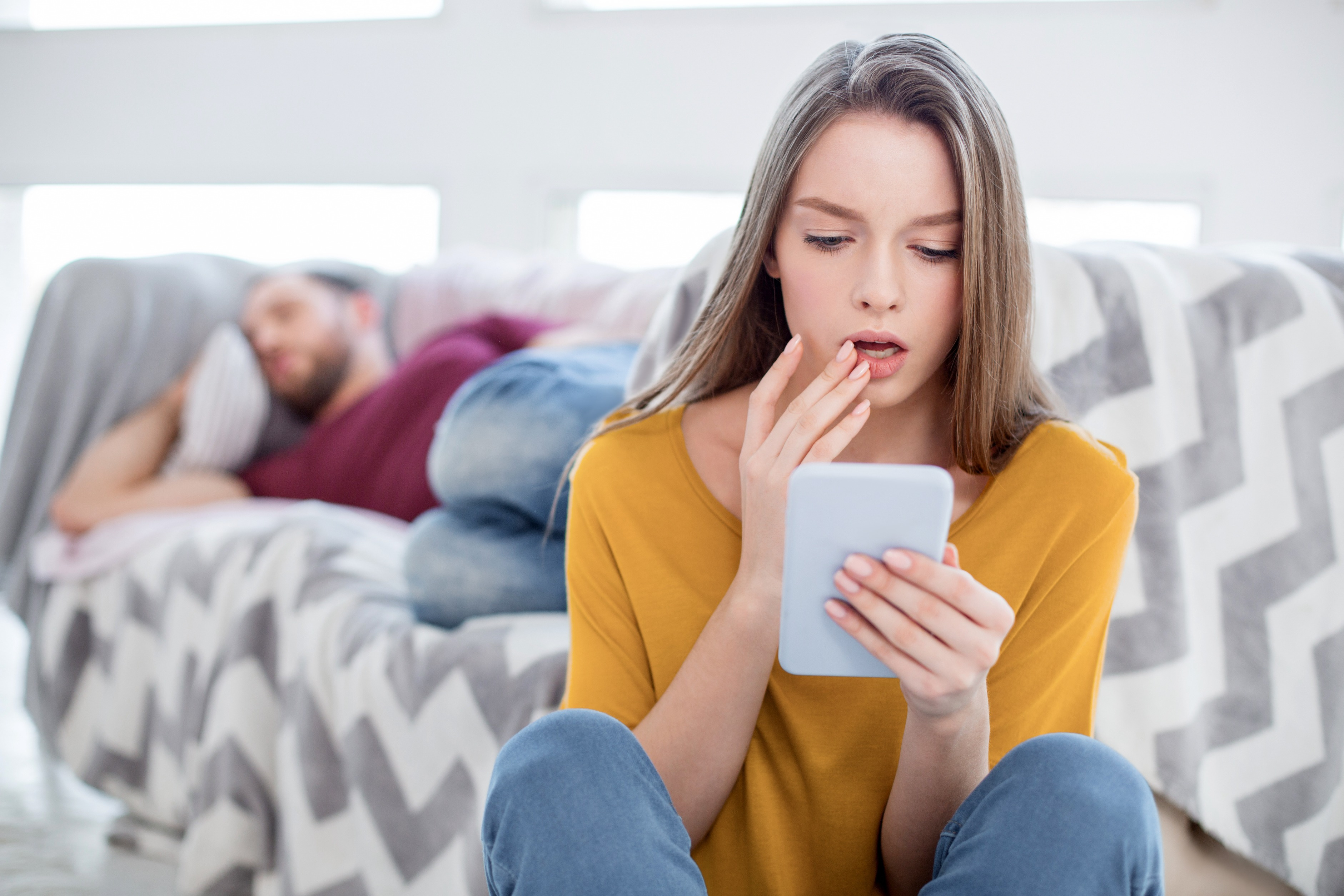 Frau spioniert Handy des Partners aus; Ehebruch-Detektiv Düsseldorf, Privatdetektiv bei Fremdgehen Düsseldorf, Detektei Rheinland, Detektiv Rheinland