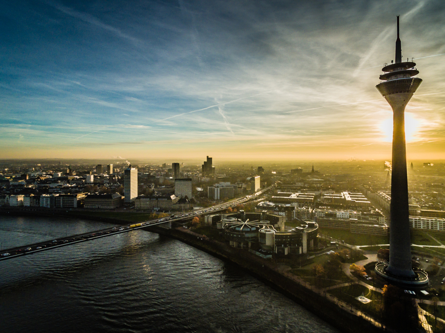 Düsseldorf und Rhein im Sonnenuntergang; Detektive der Kurtz Wirtschaftsdetektei Düsseldorf