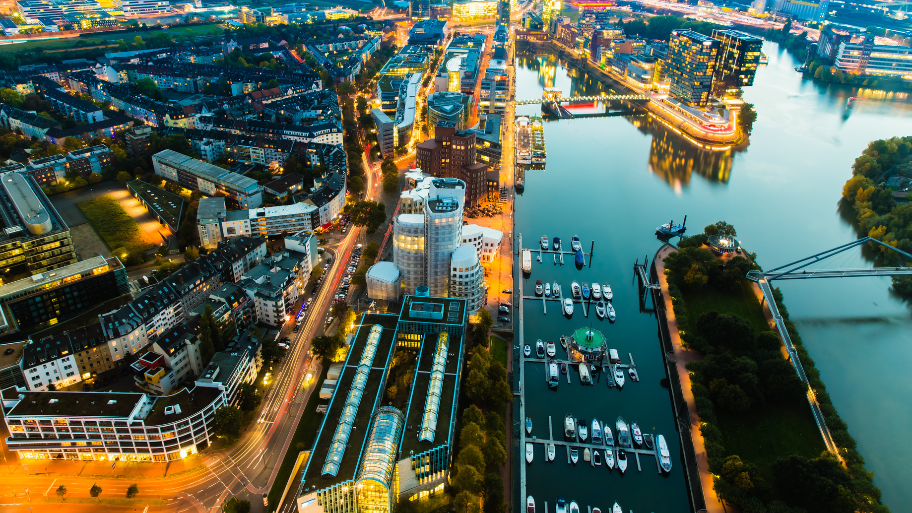 Düsseldorfer Hafen und Innenstadt bei Nacht, Luftbild; Kurtz Detektei Düsseldorf, Detektiv in Düsseldorf, Privatdetektiv Düsseldorf, Wirtschaftsdetektei Düsseldorf