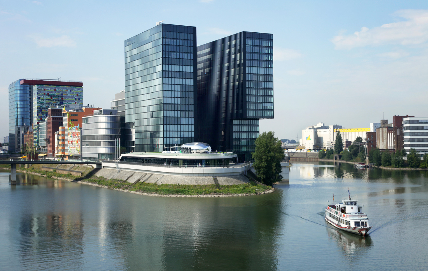 Bürogebäude im Düsseldorfer Medienhafen, im Vordergrund ein Passagierschiff; Kurtz Wirtschaftsdetektei Düsseldorf