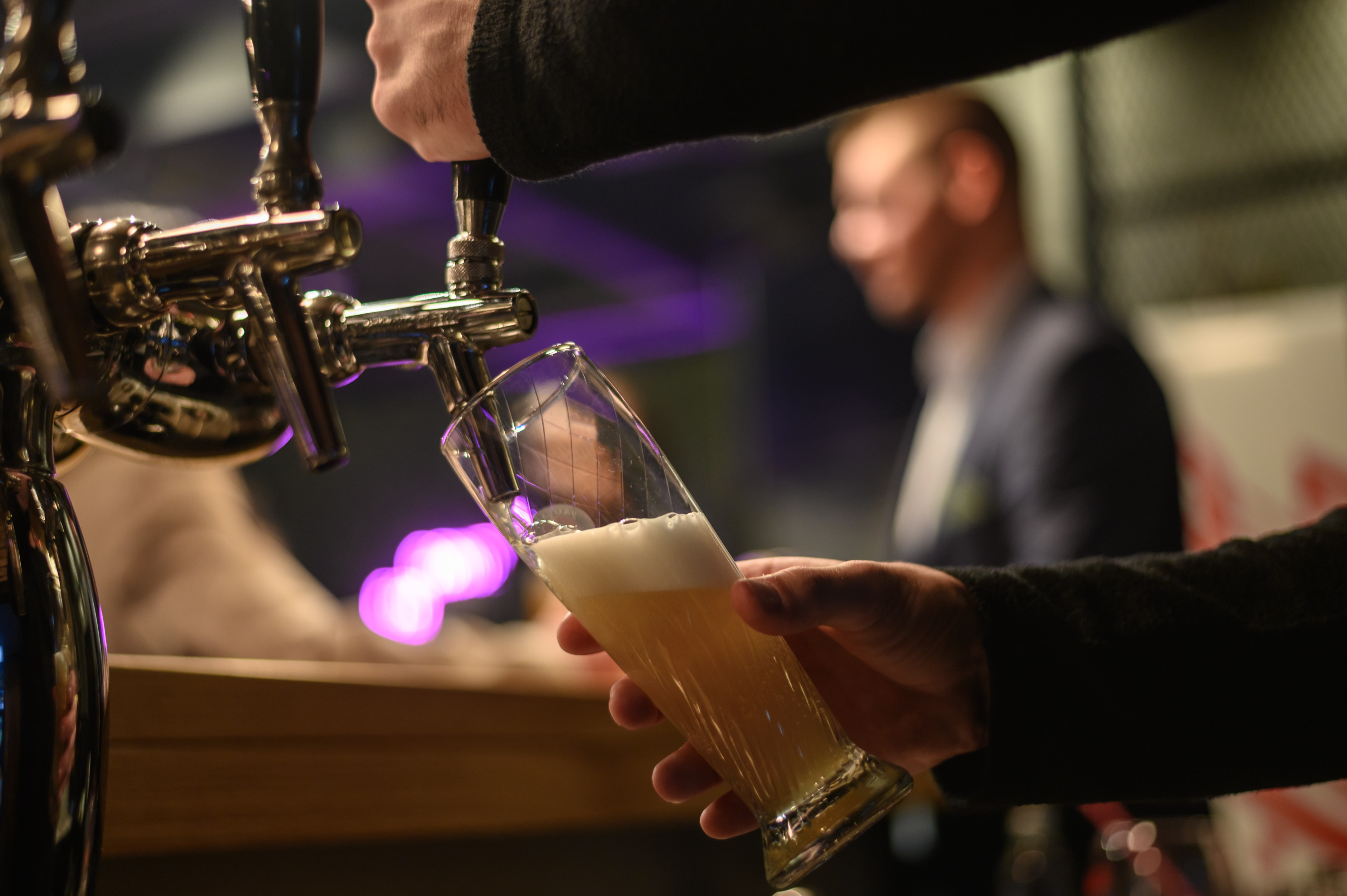 Mann zapft Bier an Theke; Detektiv in Düsseldorf, Detektei in Düsseldorf, Privatdetektiv in Düsseldorf, Privatdetektei in Düsseldorf