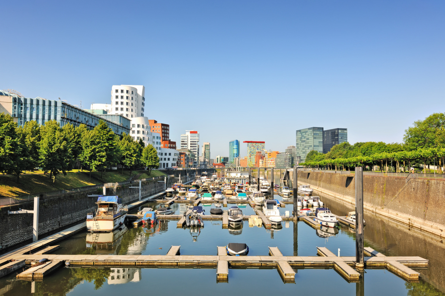 Yachthafen am Düsseldorfer Medienhafen; Kurtz Detektei Düsseldorf.