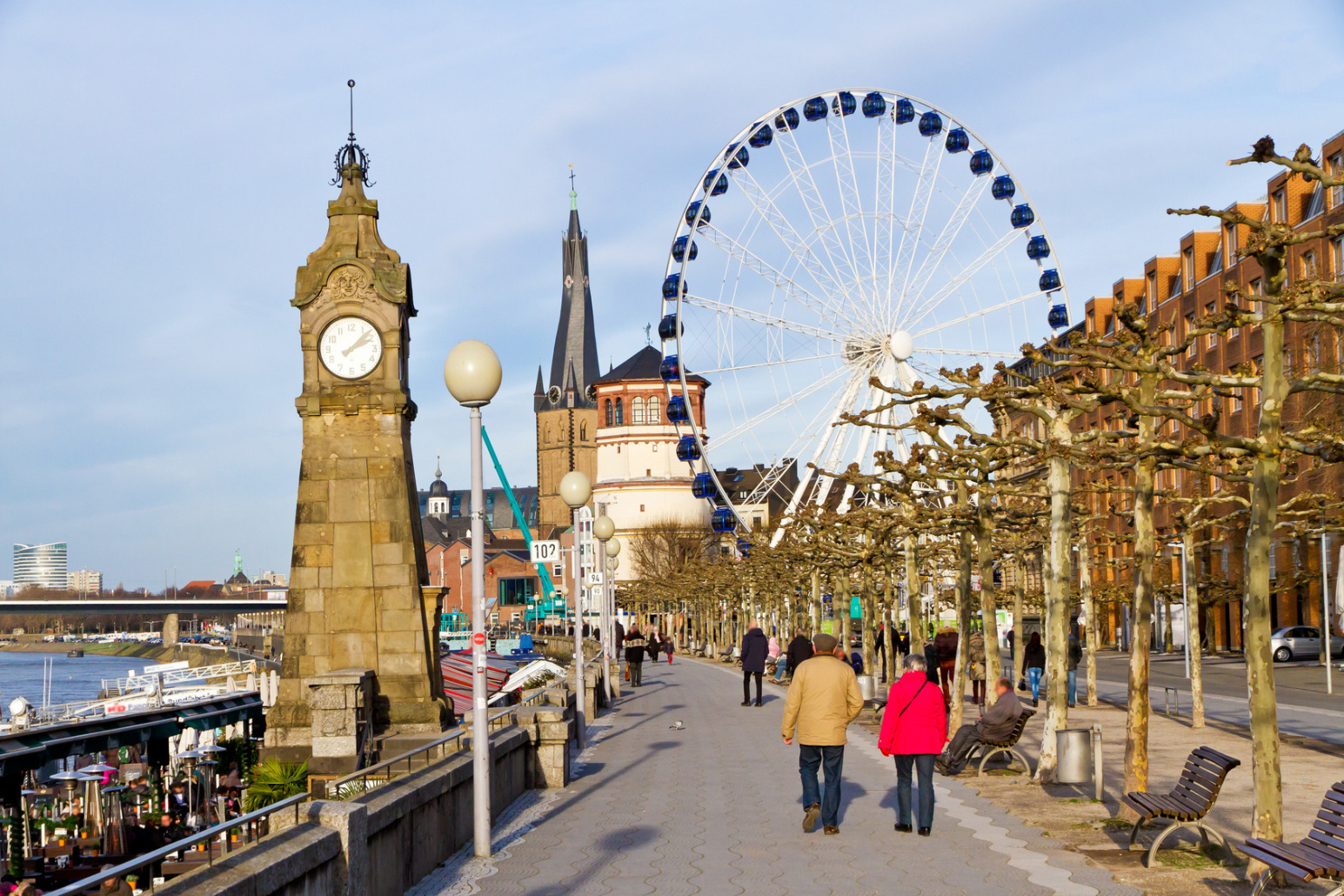 Rheinpromenade in Düsseldorf mit Standuhr, Altstadt und Riesenrad; Kurtz Privatdetektei Düsseldorf