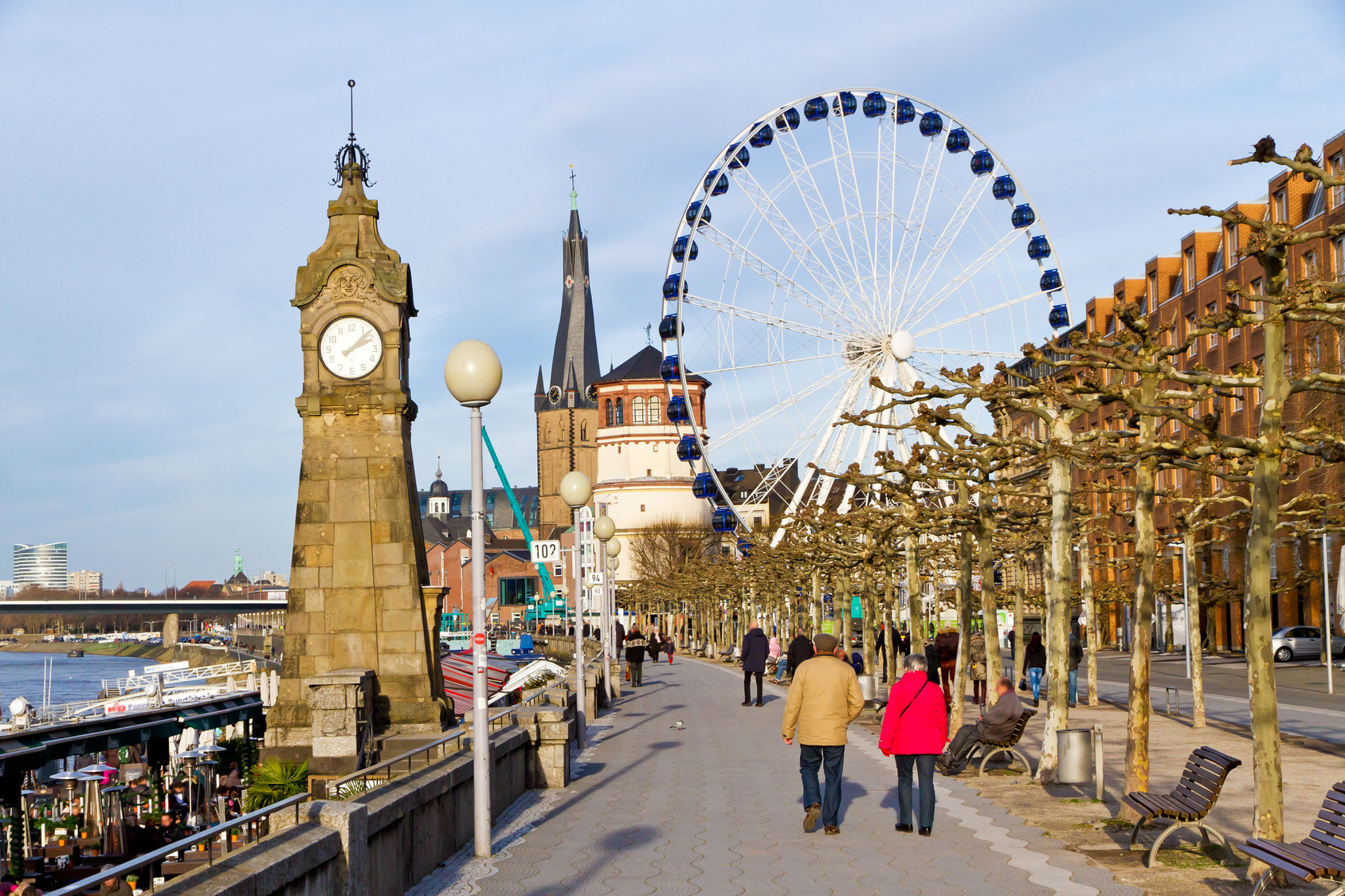 Rheinpromenade in Düsseldorf mit Standuhr, Altstadt und Riesenrad; Kurtz Privatdetektei Düsseldorf, Privatdetektiv in Düsseldorf, Privatermittler aus Düsseldorf