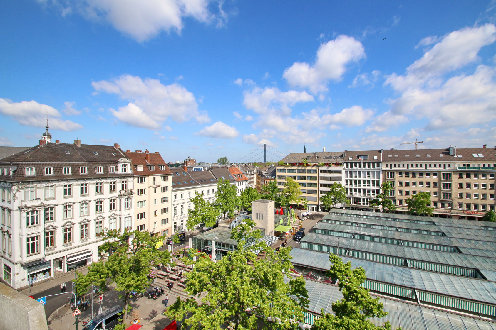 Wochenmarkt auf dem Carlsplatz, Ansicht von oben; Kurtz Detektei Düsseldorf, Privatdetektiv Düsseldorf, Detektivteam Düsseldorf, Detektiv Düsseldorf